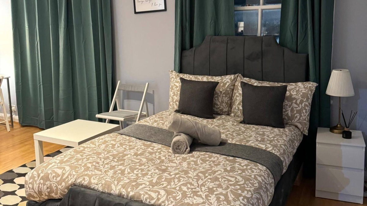 Harrow Road Apartment | Studio - Sleeps 2 - Parking - Close to Paddington