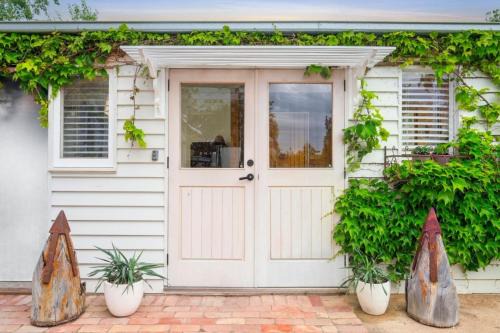 Queenscliff Apartment | Studio Spring Hill Holiday Units Pet friendly