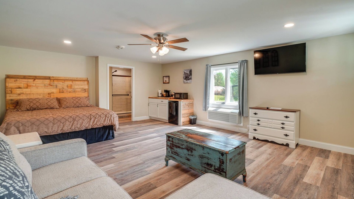 Treloar Apartment | Studio Stay w/Deck in Missouri Wine Country