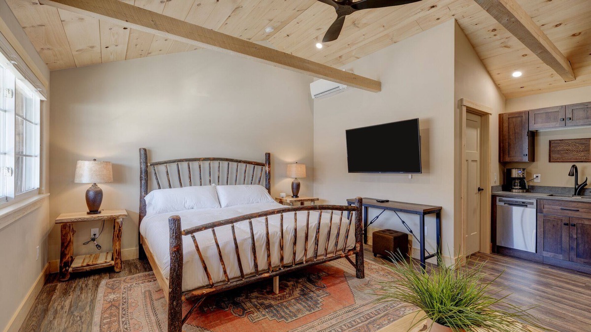 Sunapee Hotel | Studio Suite #8 at The Lodge | Minutes from Sunapee Harbor and Mount Sunapee
