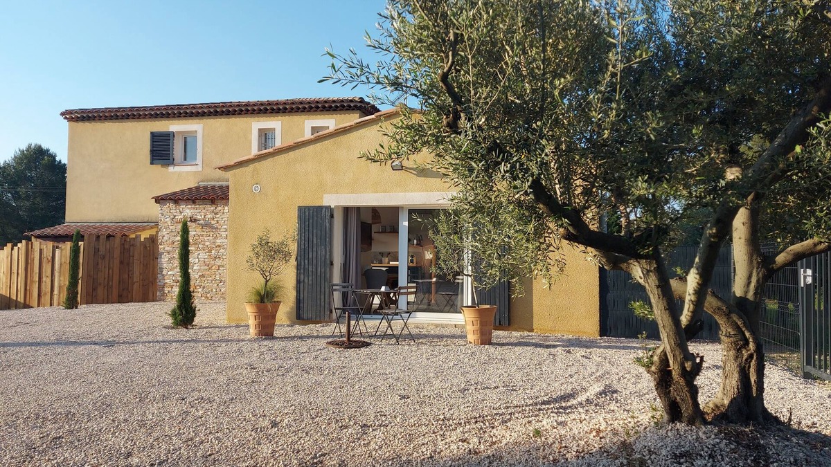 Velaux Apartment | Studio surrounded by olive trees