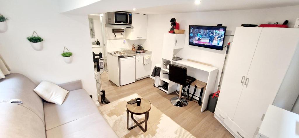 Cournon-dʼAuvergne Apartment | Studio terrasse