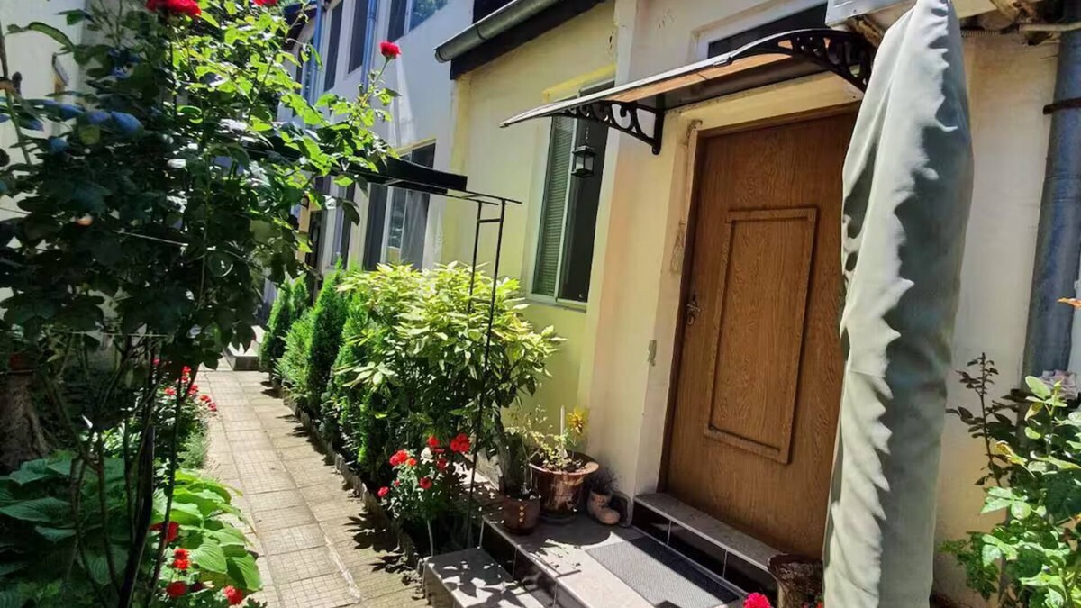 Varna Cottage | Studio, top center Varna