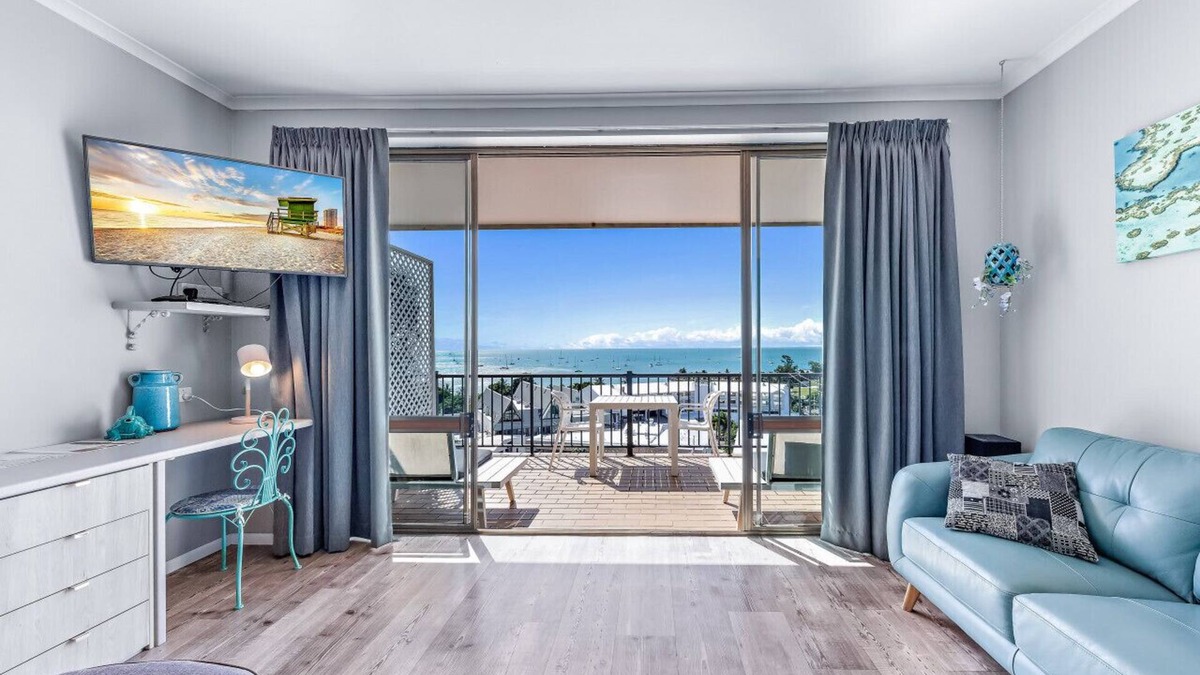 Airlie Beach Apartment | Studio unit with ocean view