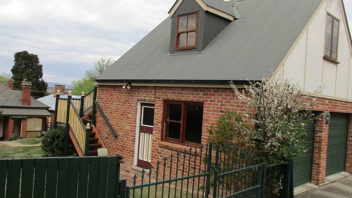 Bathurst Apartment | Studio. Upstairs small studio close to CBD