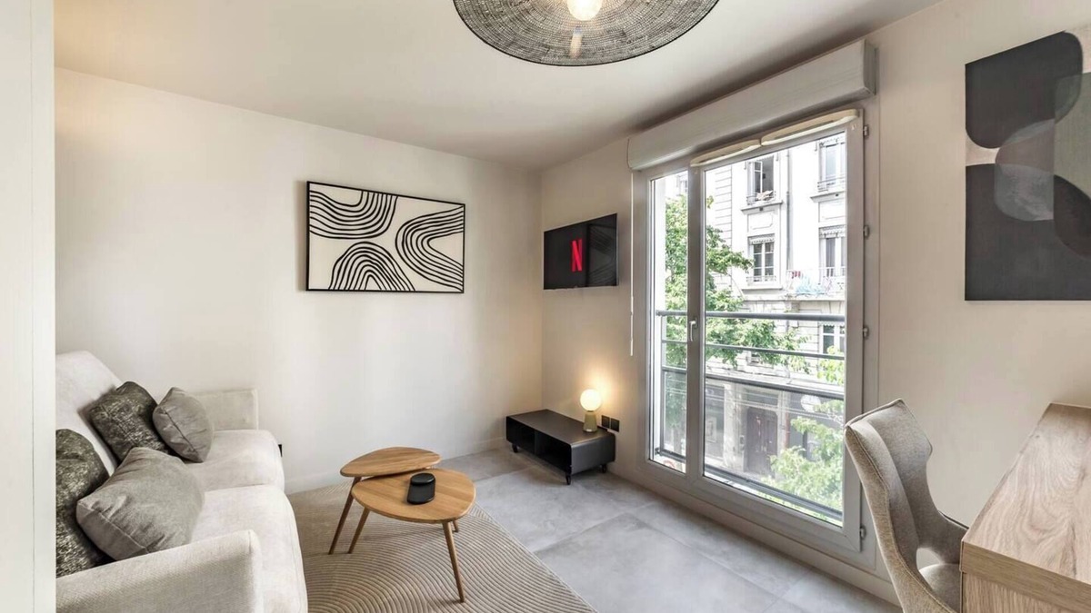 Vaise Apartment | Studio Valmy Metro Station