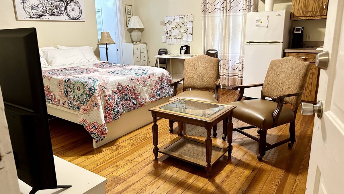 Rivermont House | Studio w/kitchen, Private, Sanitized & Discounts Sleeps 2