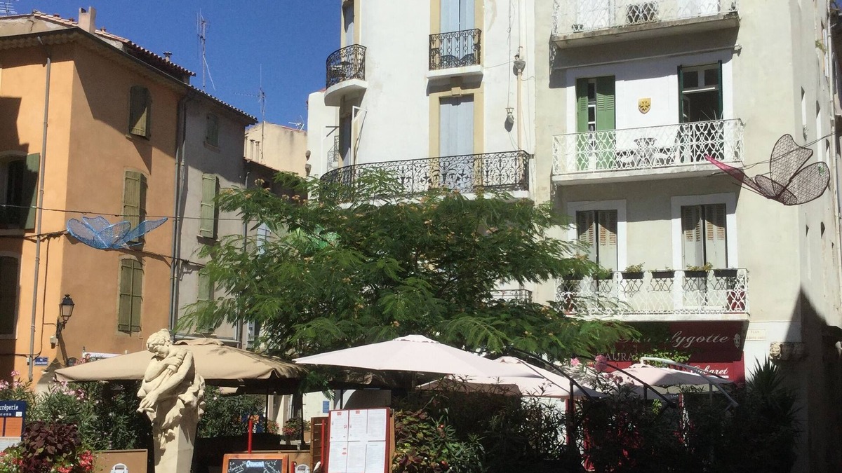 Beziers City Centre Apartment | Studio with a view of the cathedral