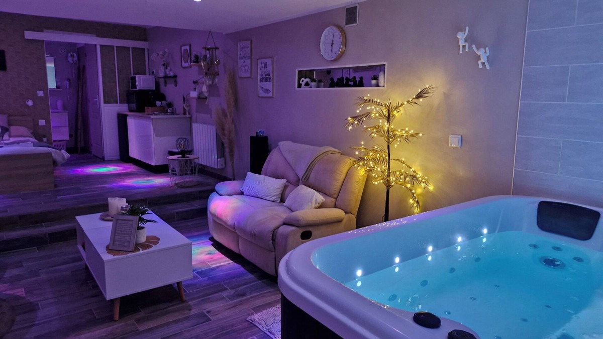 Westrehem Apartment | Studio with Jacuzzi, terrace, private Wi-Fi access