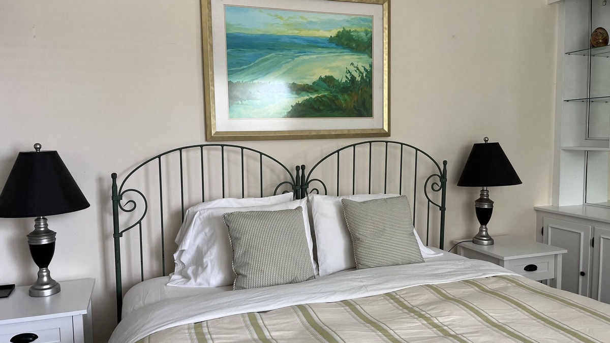 Paget House | Studio with king bed, close to public transportation, twizy capable.