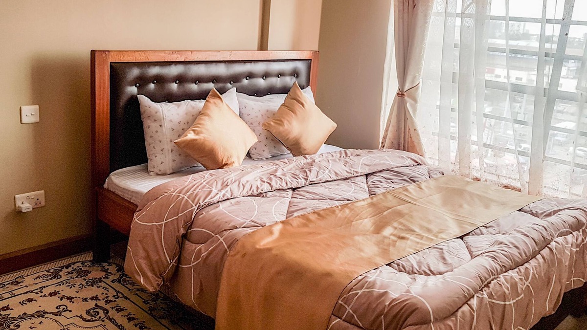 Langata Apartment | Studio with King Size Bed,Elevator,WIFI&Parking near City, JKIA&Wilson Airport.