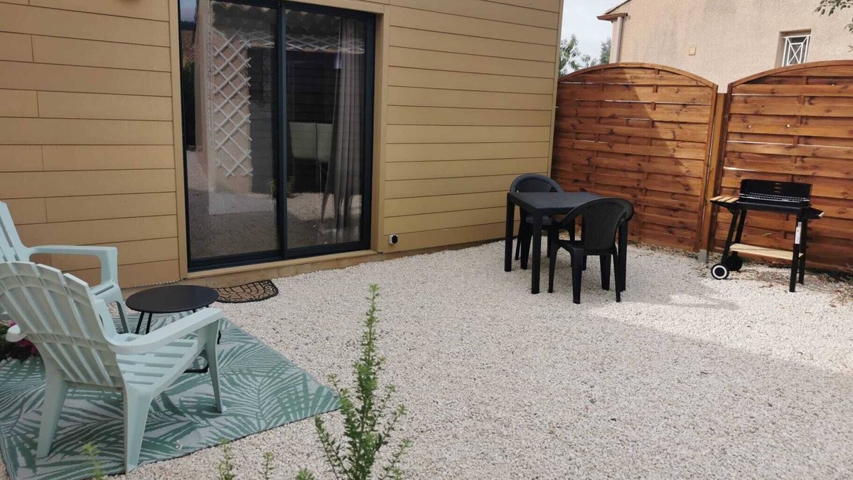 Saint-Jean-de-Fos Apartment | Studio with private outdoor space in a quiet location near the river
