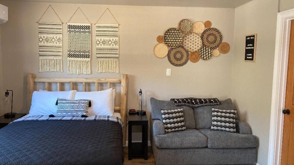 Three Rivers Apartment | Studio with Private Hot Tub, Shared Pool, and Walk To Town