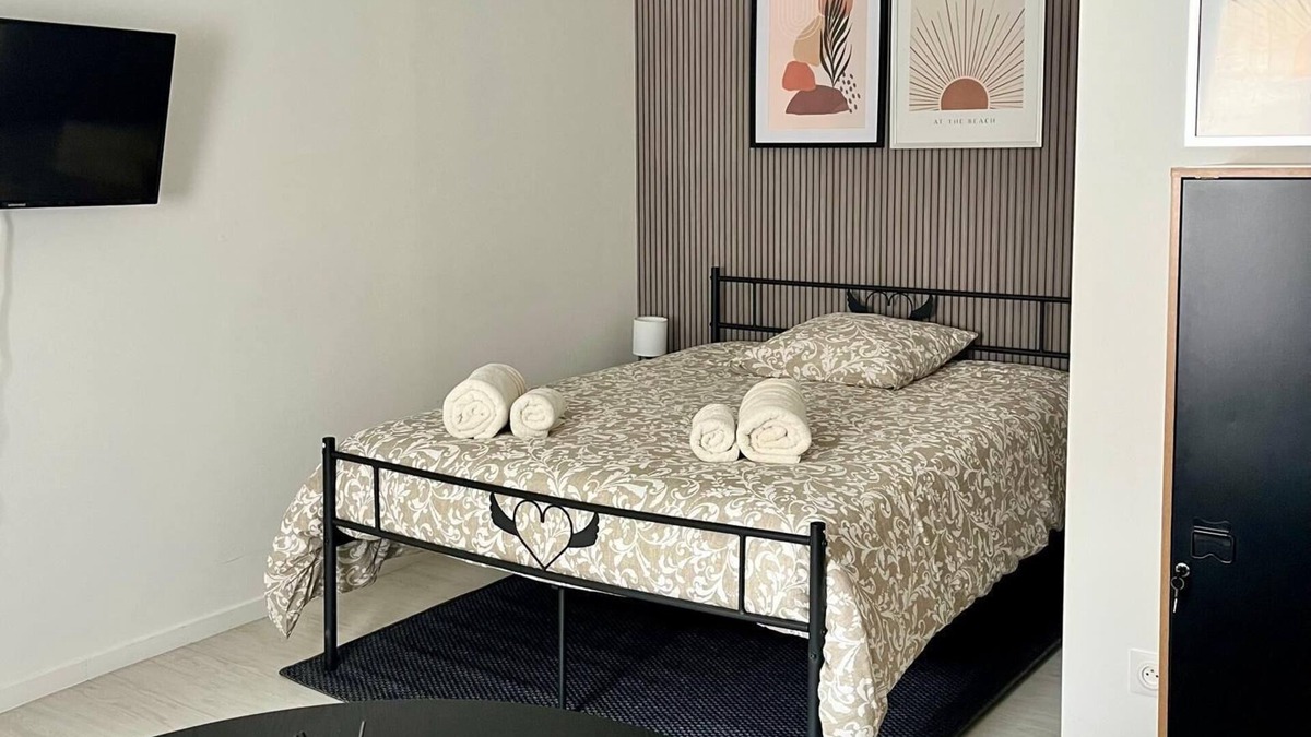 Cambrai Apartment | Studio with private courtyard 3 minutes from downtown Cambrai