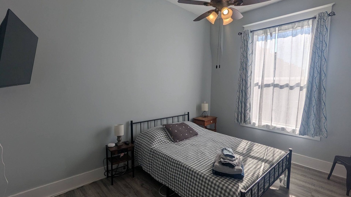 Robinson Apartment | Studio with Queen Bed
