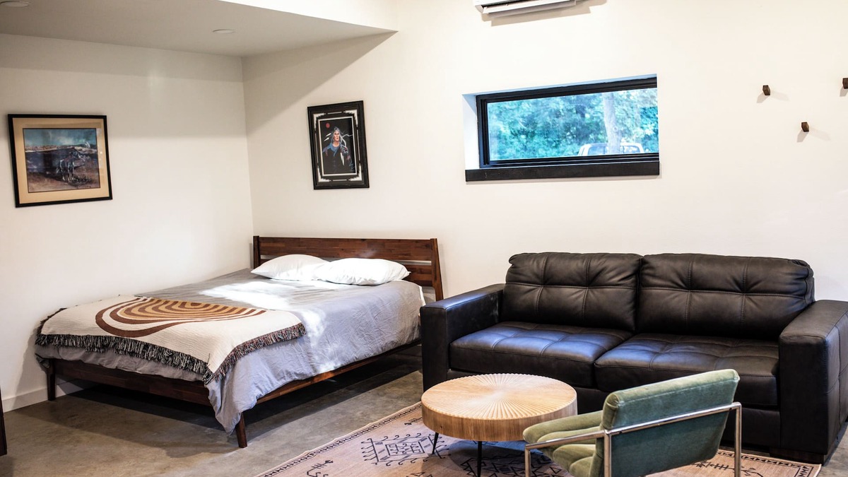 Calera Apartment | Studio Z - modern space 2mi from Choctaw Casino