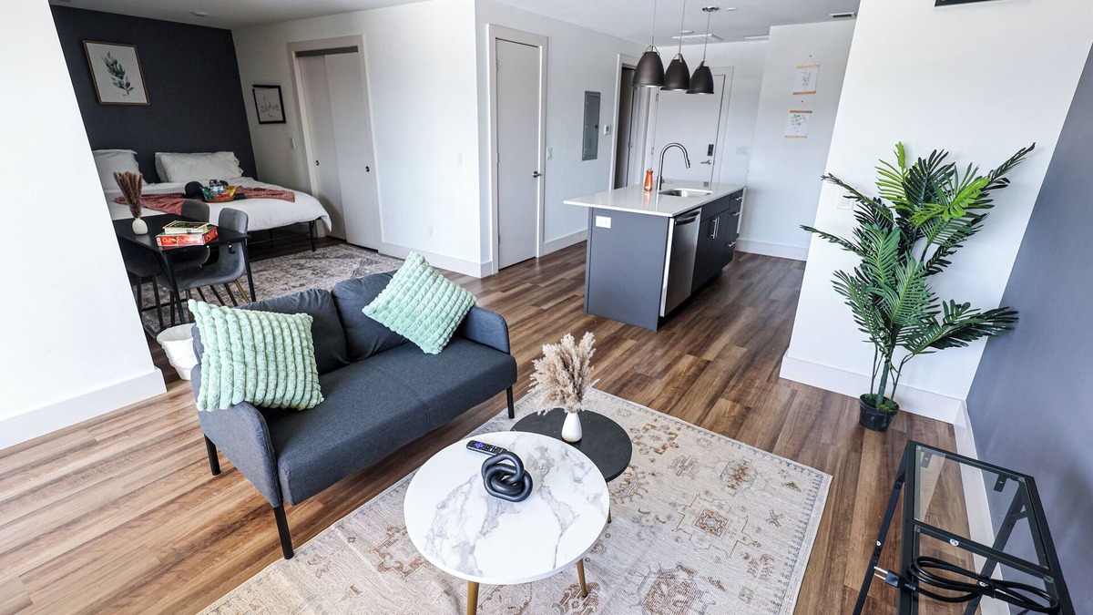 Brewerytown Apartment | StudioAprt QueenBed-WiFi W/D+Parking+Gym