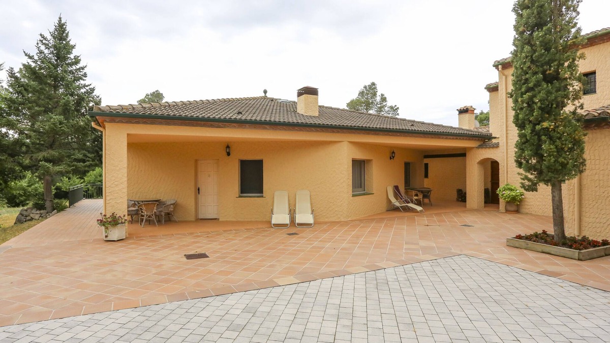 Darnius Apartment | Studios 1/3 (1 Bedroom, Sleep 4)