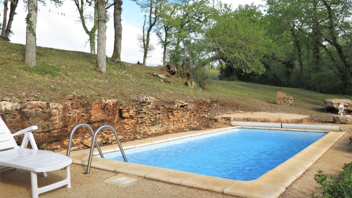 Blanquefort-sur-Briolance House | Stunning private villa for 4 guests with private pool, WIFI, TV, terrace, pets allowed and parking