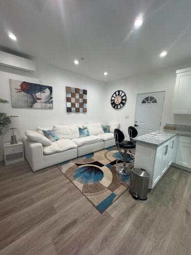 Canoga Park House | Stunning Guest House in West Hills California