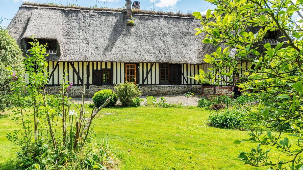 Saint-Georges-du-Mesnil Villa | Stunning private villa for 10 guests with WIFI, TV, pets allowed and parking