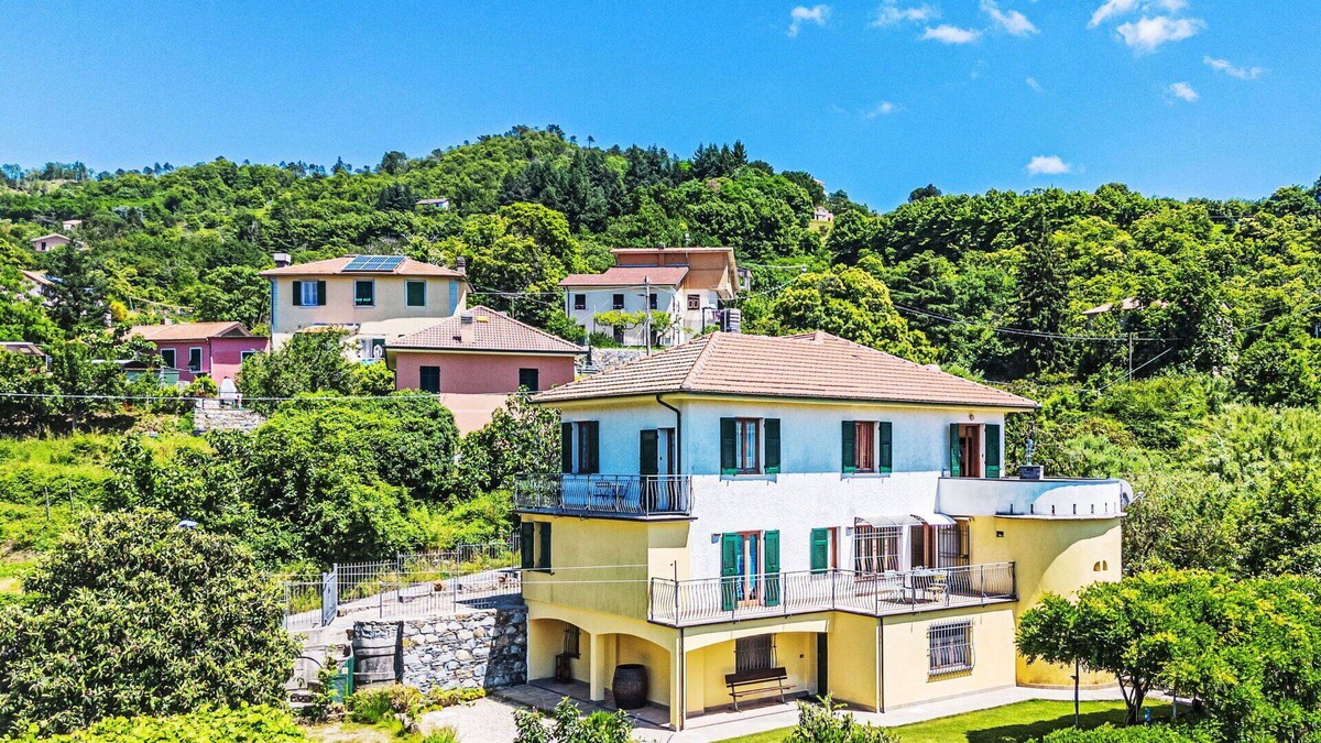 Velva Villa | Stunning private villa for 14 guests with WIFI, TV, patio, pets allowed and parking