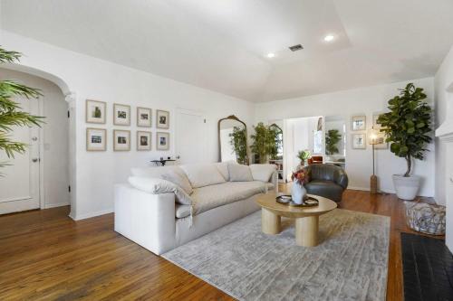 West Hollywood House | Stunning 1-BD Bungalow Walk Laugh Factory Pendry