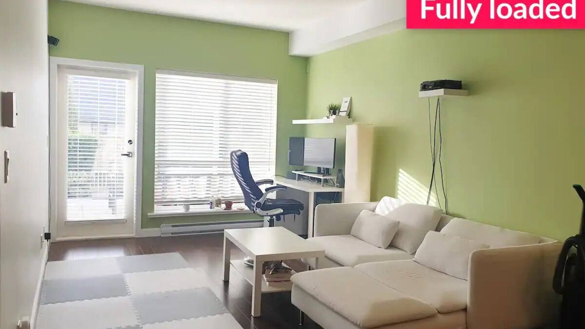 Burnaby Condo | Stunning 1-BD near Skytrain, park. Remote worker dream. Netflix/HDTV/projectorn