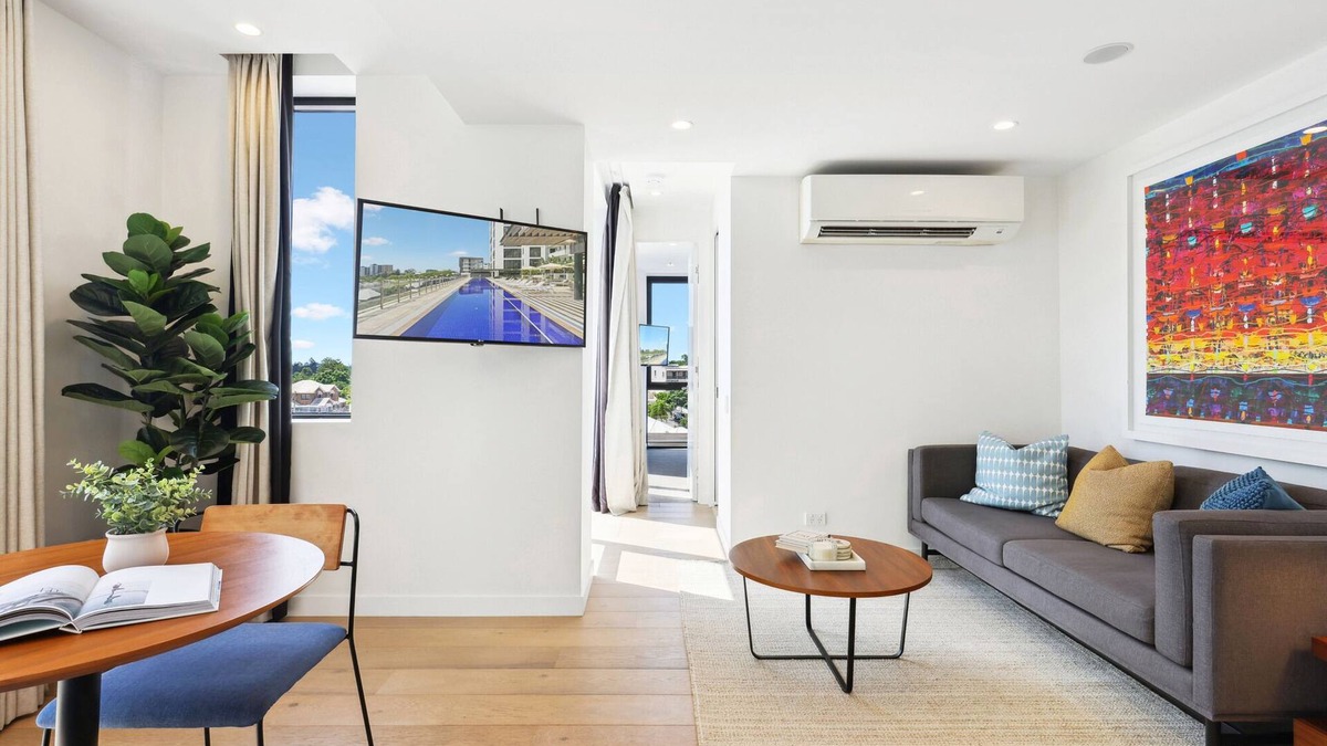 Spring Hill Apartment | Stunning 1-Bed by Victoria Park with Pool & Gym