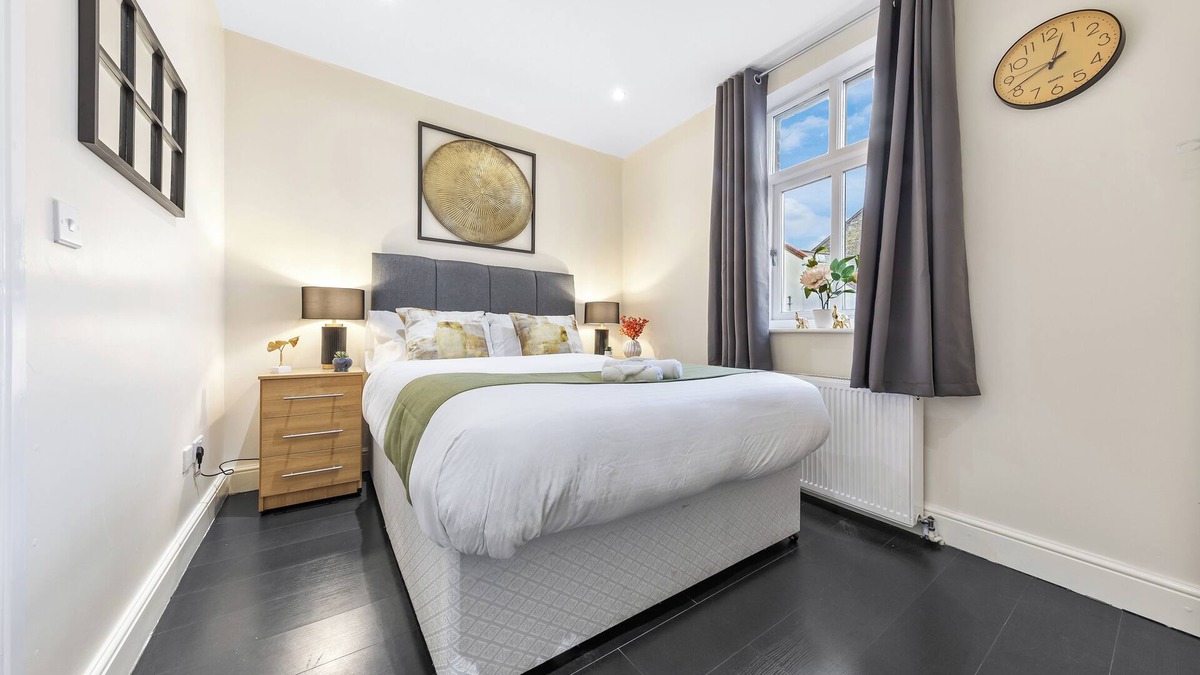 High Barnet Apartment | Stunning 1-Bed Flat- London City-Sleeps 4- Parking Available- Book Instantly!
