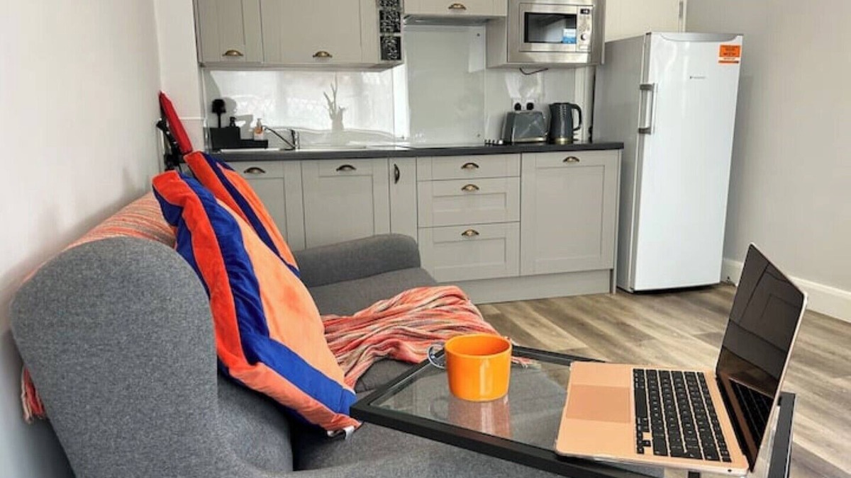 Ewell Apartment | Stunning 1-bedroom annexe-flat near London