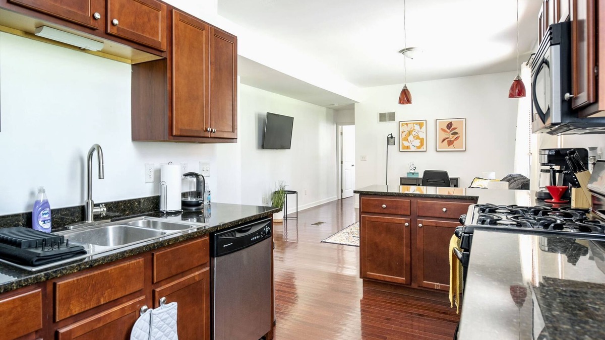 Italian Village Apartment | Stunning 1 Bedroom near Short North