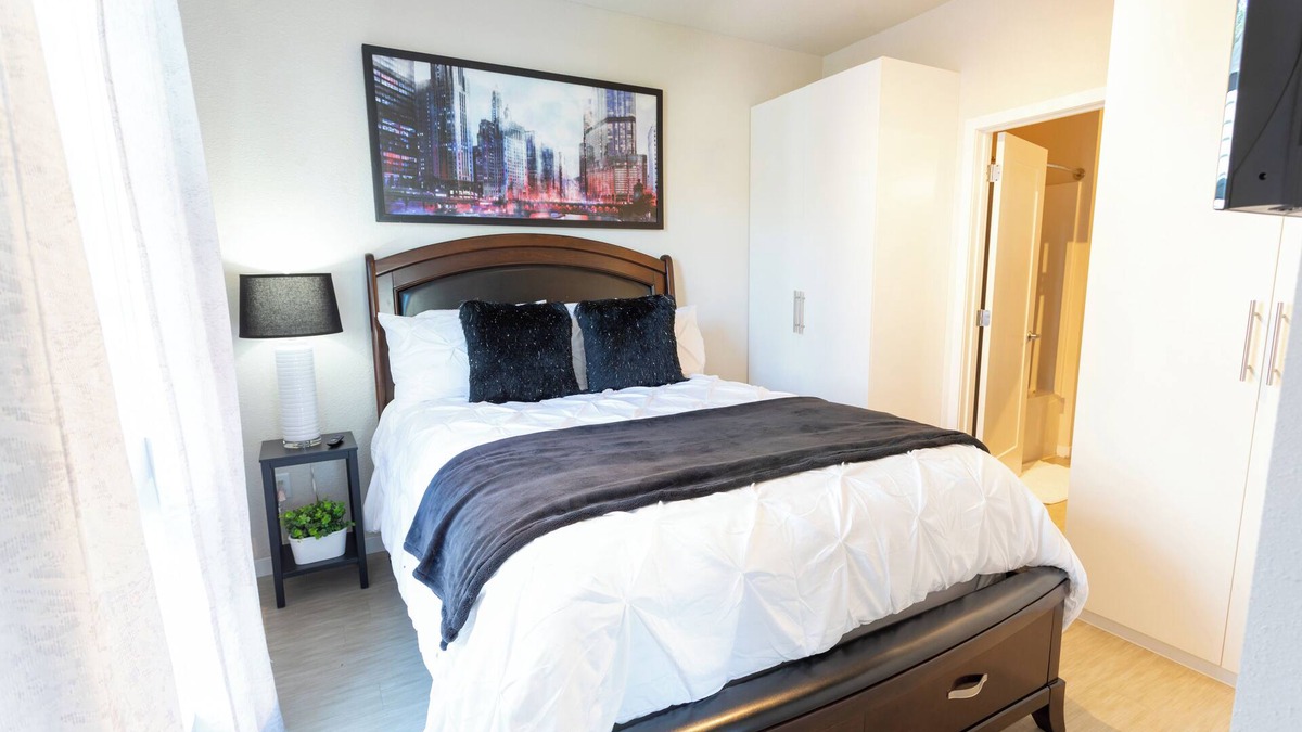 Powderhorn Apartment | Stunning 1-Bedroom Apartment+Super Fast WiFi+In-Unit W/D+Roku TVs+Walk to Uptown
