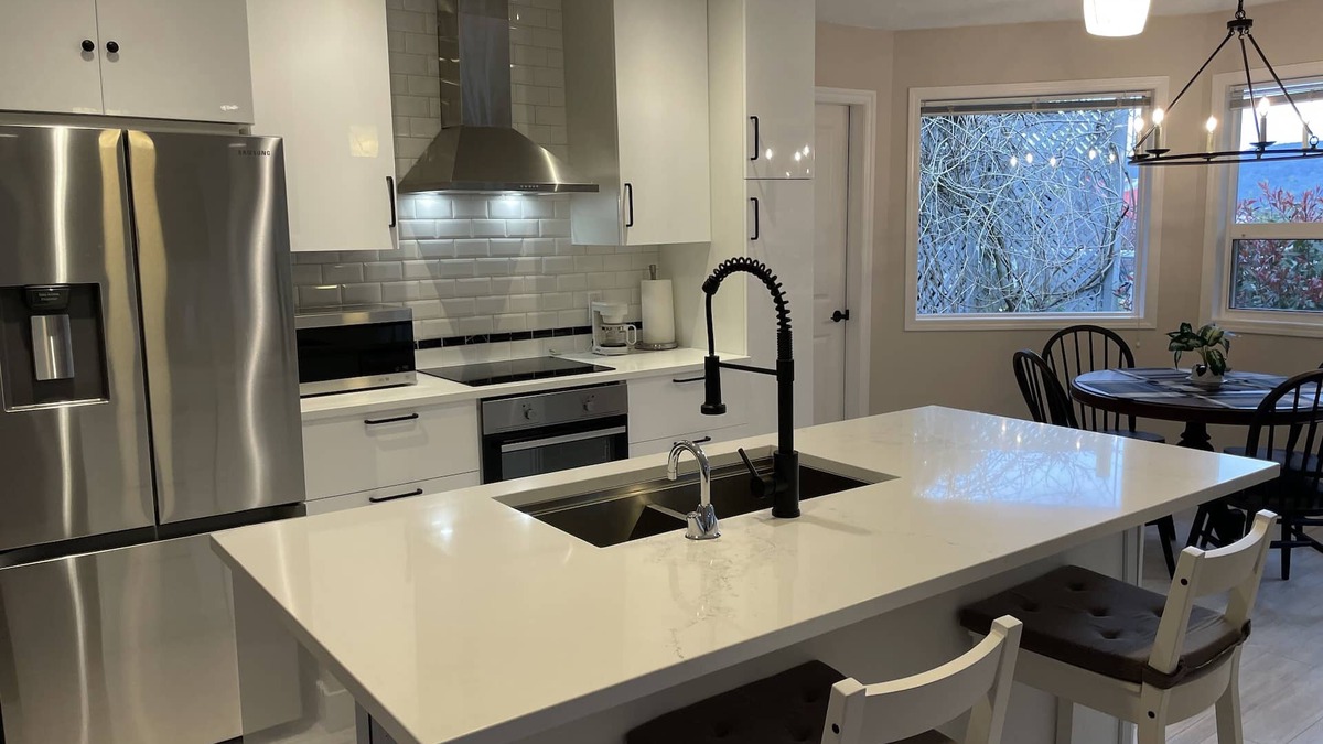 Cobble Hill House | Stunning 11 acre estate - Luxury View Home - Pet Friendly * Swim Spa *