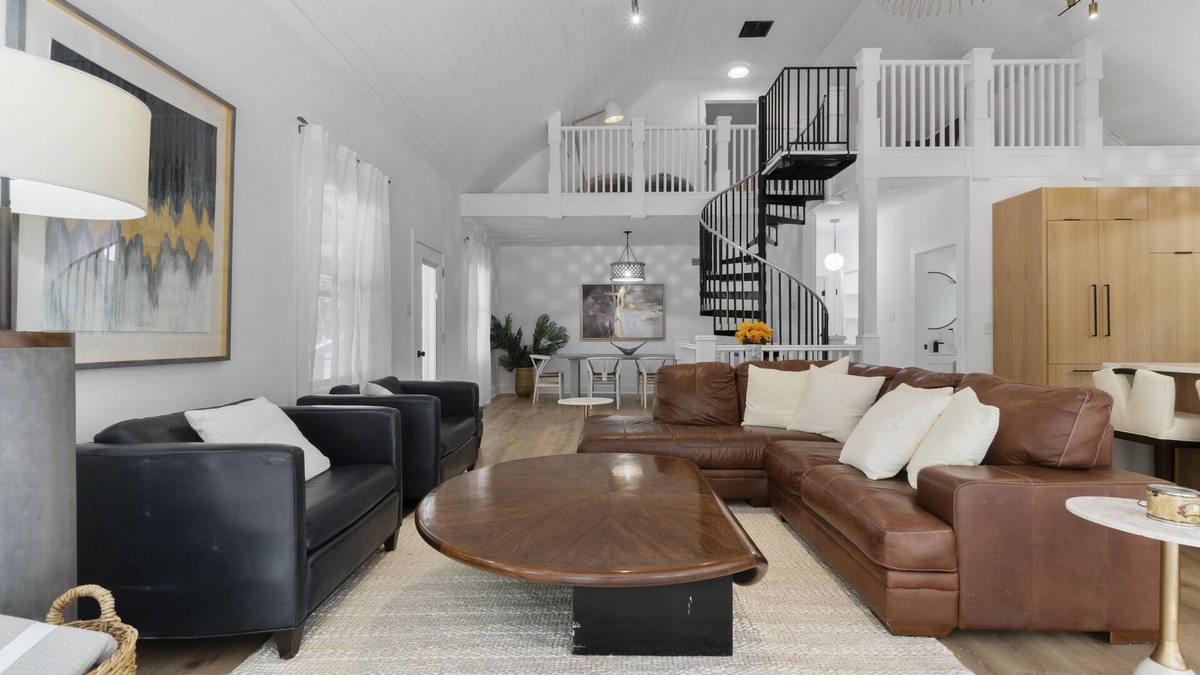 Sparks Glencoe Villa | Stunning 14 Acre Modern Villa with Sunroom