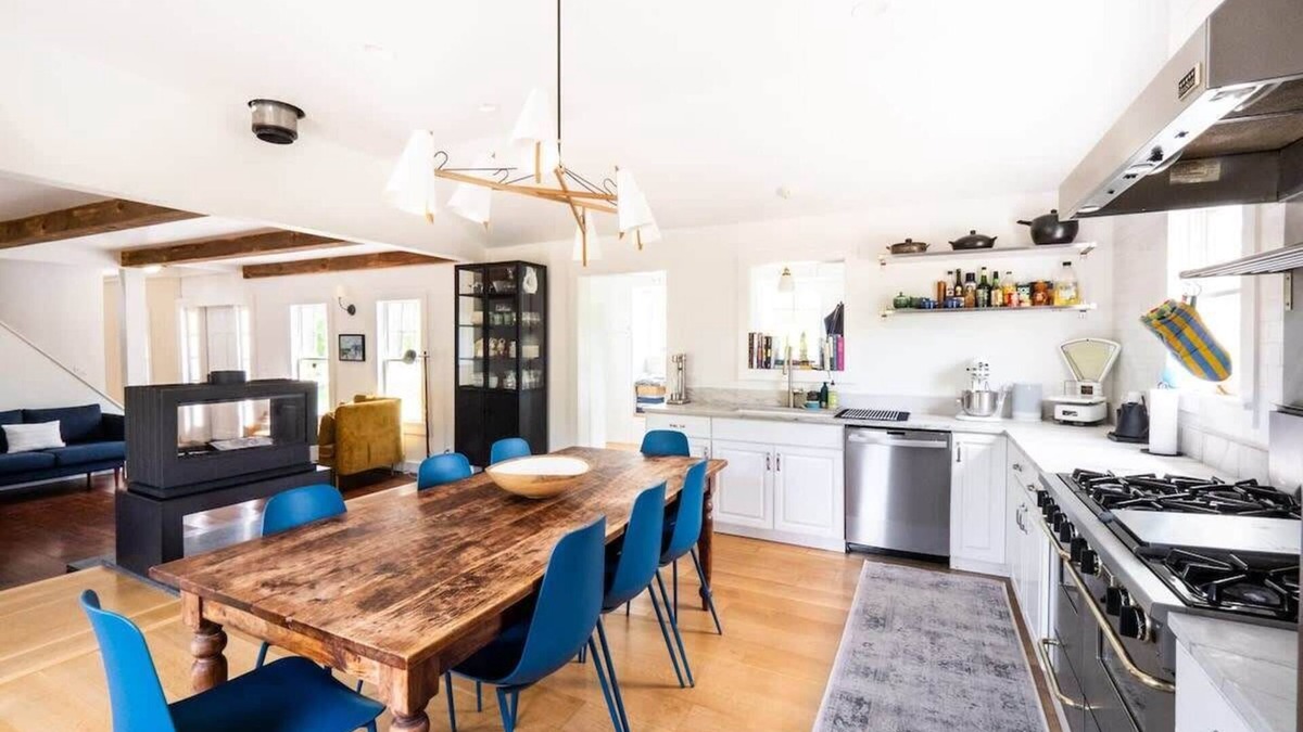 Craryville House | Stunning 1860 Farmhouse, Private Pond & Hot Tub!