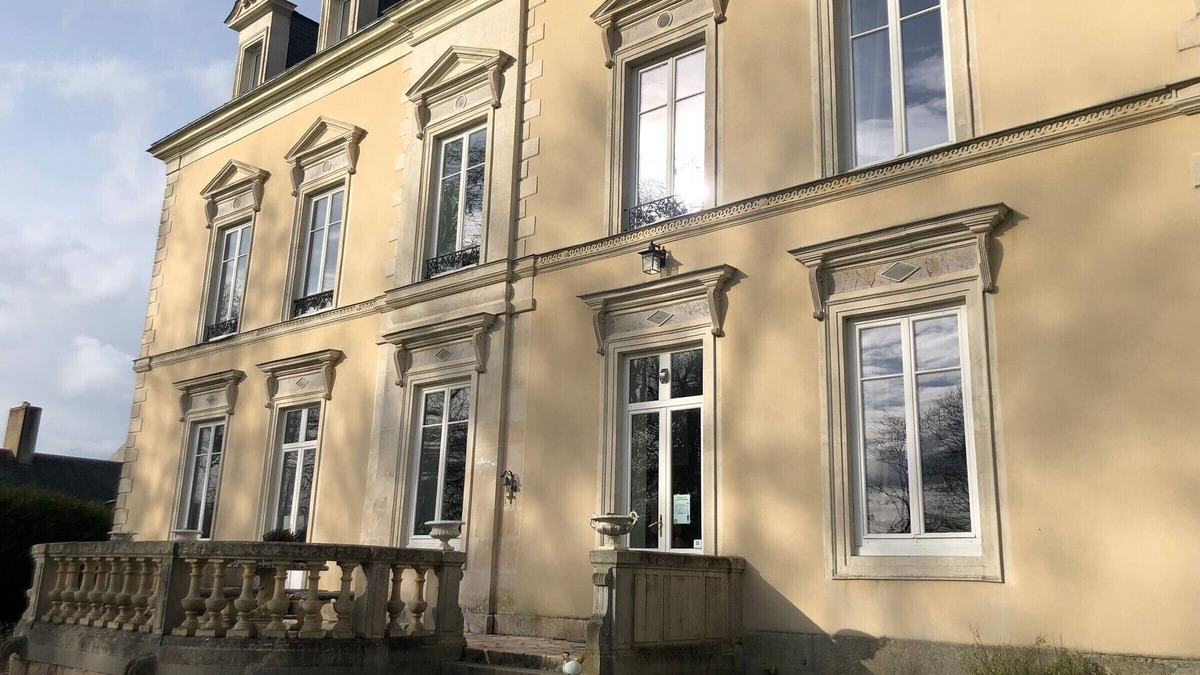 Parennes Bed & Breakfast | Stunning 19th-Century Chateau with Spacious Rooms, Private Park, Wifi & Local Breakfast