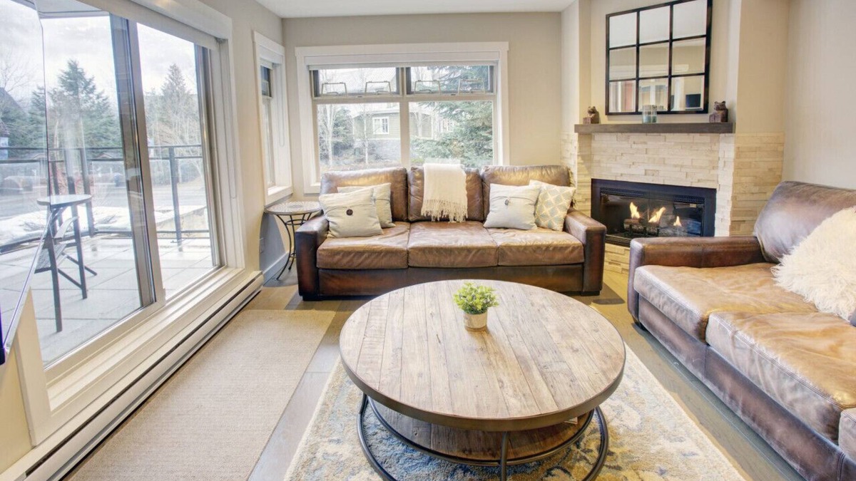 Whistler Creekside Condo | Stunning 1BR:Sleeps 2 Comfortably ,Balcony,Hot Tub,Pool+ BBQ,Walk to Everything!
