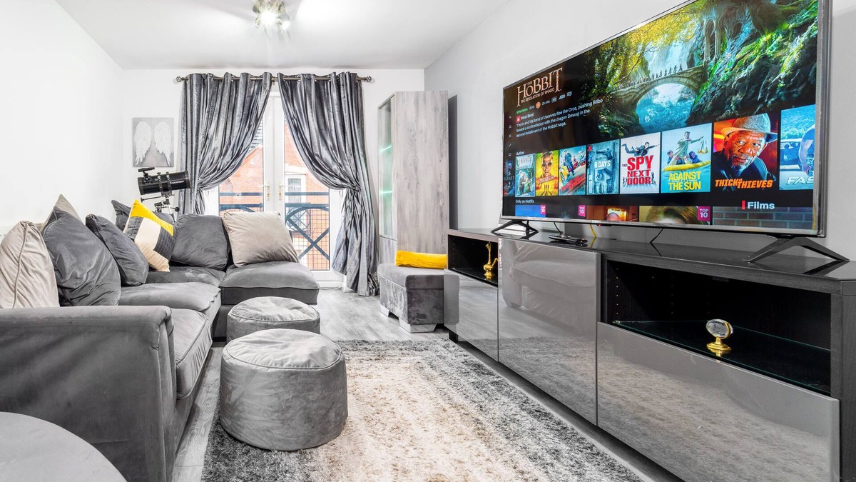 Tipton Apartment | Stunning 2-Bed Apartment in Tipton Sleeps 3