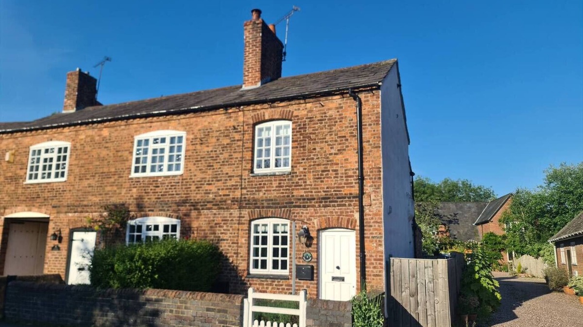Chester House | Stunning 2 bed cottage | Garden | Village location