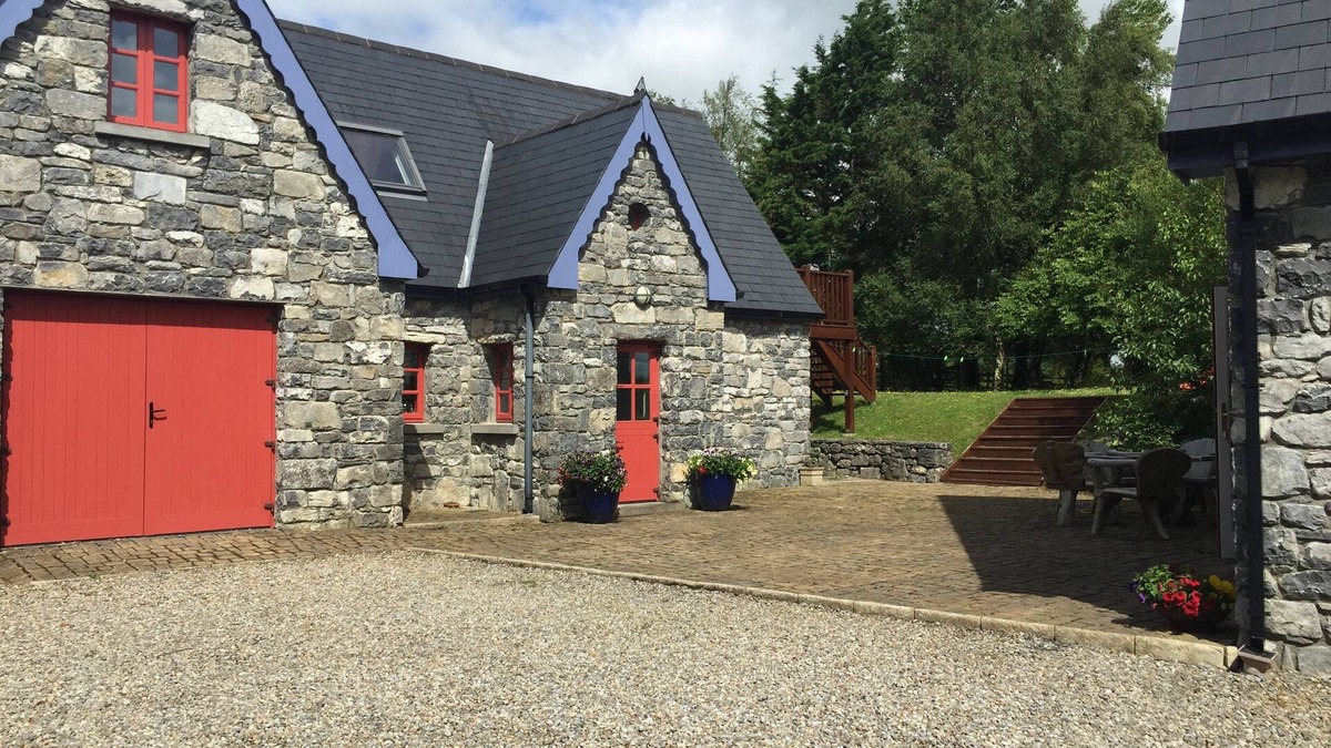 Kinvara Cottage | Stunning 2-bed cottage, mountain views, 3 miles from Kinvara, Wild Atlantic Way.