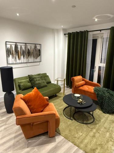 Royal Docks Apartment | Stunning 2 Bed In Royal Wharf Next To EXCEL & LONDON CITY AIRPORT
