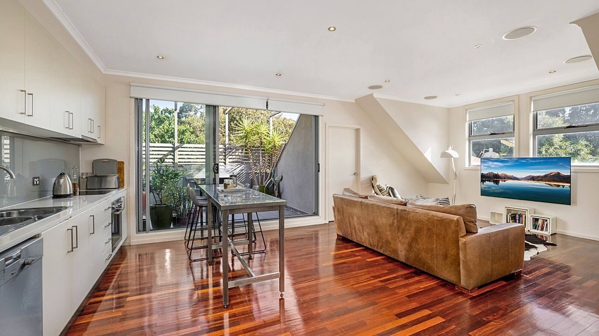 Northcote Apartment | Stunning 2-Bed Unit with BBQ Patio near Dining