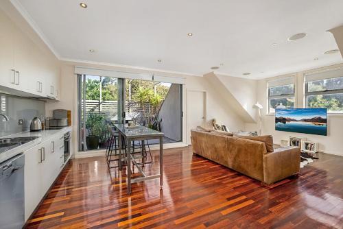 Northcote Apartment | Stunning 2-Bed Unit with BBQ Patio near Dining