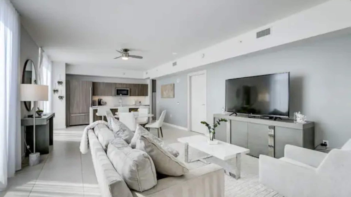 Survey Creek House | Stunning 2 bedroom townhouse - STEPS to the beach!