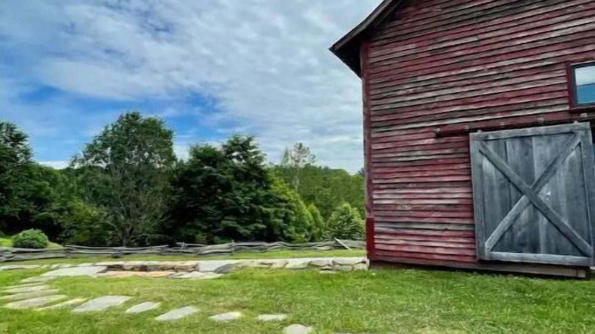 Oakpark House | Stunning 2-bedroom Bank Barn with Indoor Fireplace