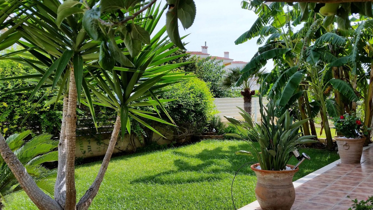 Alcossebre Apartment | Stunning 2 bedroom garden apartment, private garden, communal pool, beach 100m