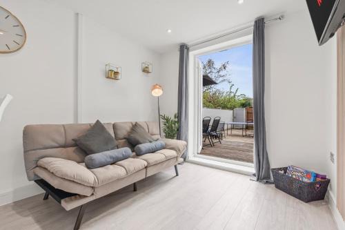 Mill Road Apartment | Stunning 2-bedroom flat with garden and games near city centre