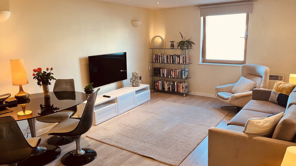 Sands End Apartment | Stunning 2 bedroom Fulham/Chelsea Border Flat WiFi by river!