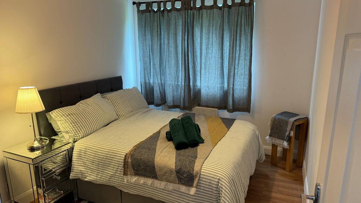 Southfields Apartment | Stunning 2 bedroom ground floor flat near Wimbledon and Southfields